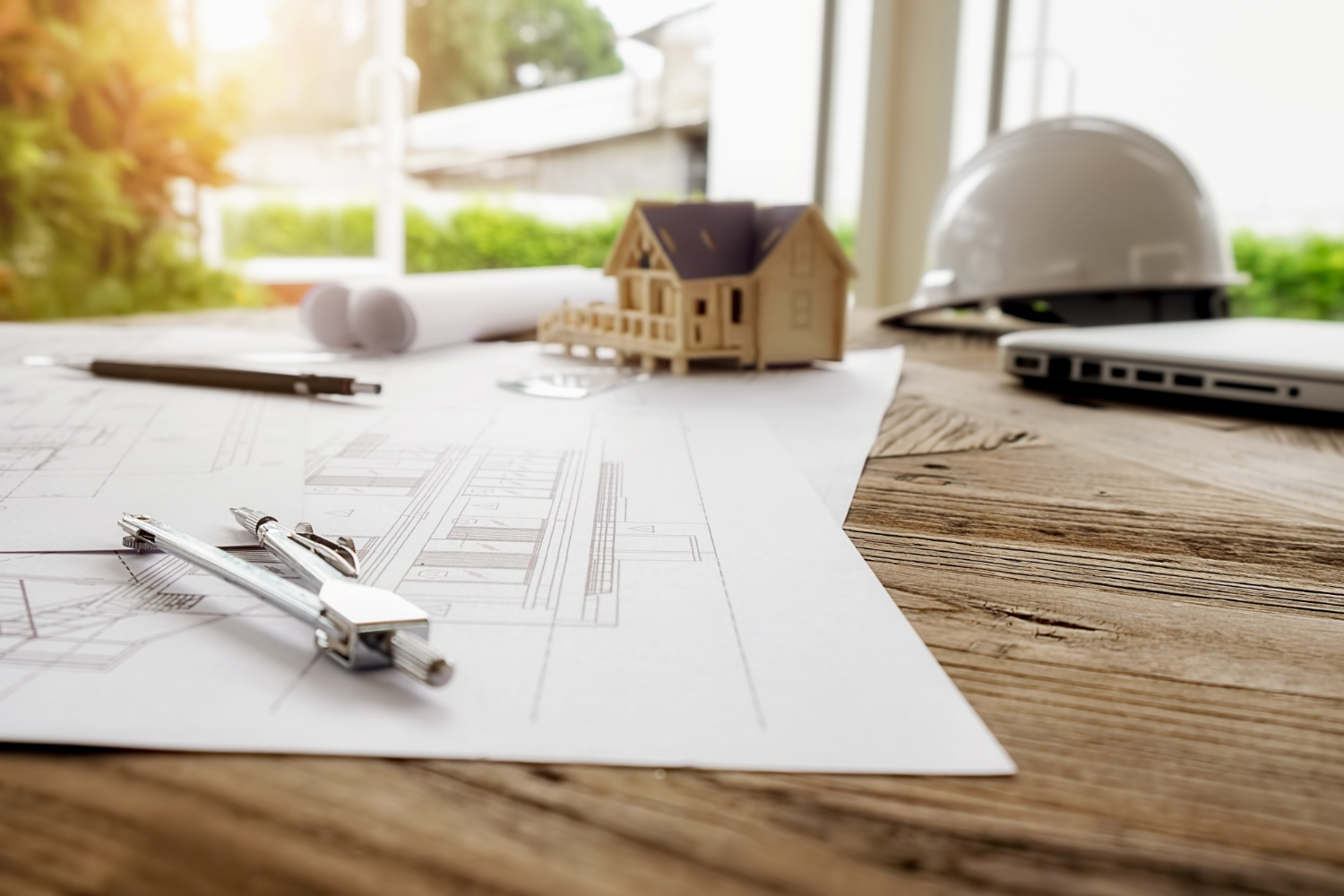 Concept de construction immobilière avec des outils d'ingénierie posés sur un plan.